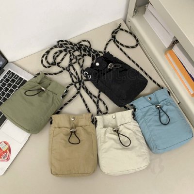 文青磁釦斜背包